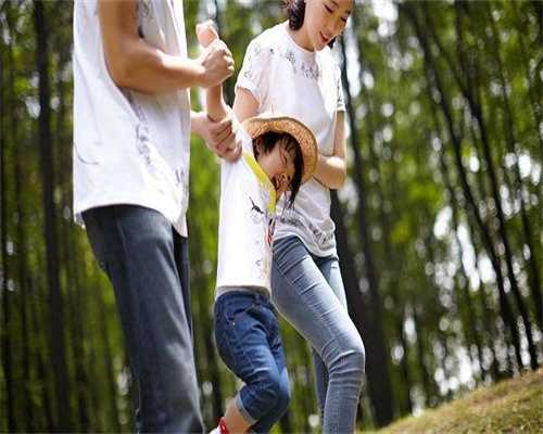 代孕产子服务：龙凤胎B超特征是孕囊一大一小吗？